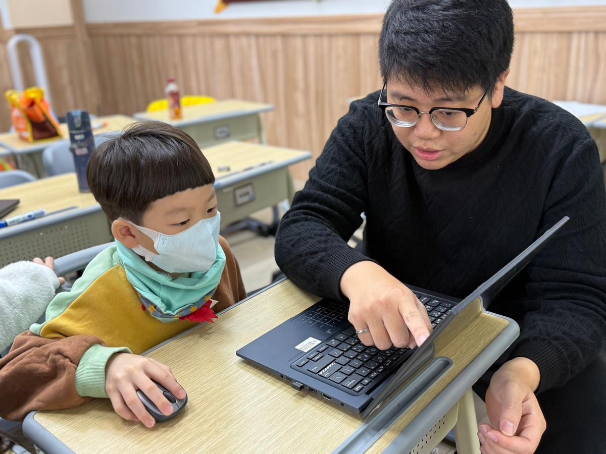 Parent helping a child learn coding with KangaCode Classroom